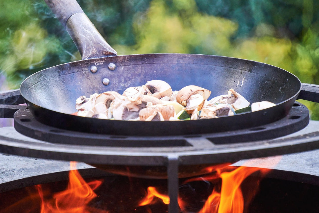 Dutch ovens, wokken en barbecuepannen gebruiken op de BBQ, dit zijn je mogelijkheden.