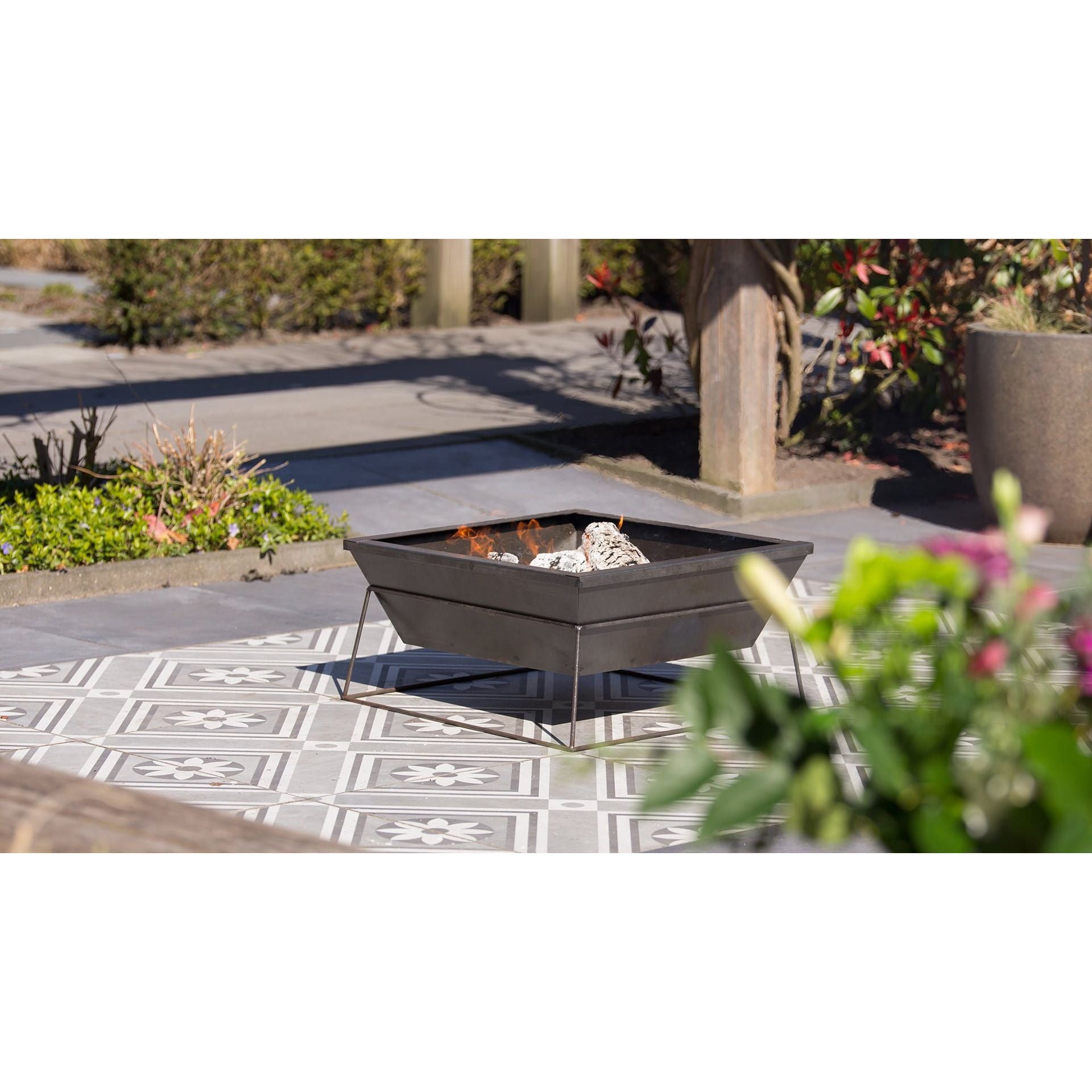 Industriële vuurkorf vierkant modern terras