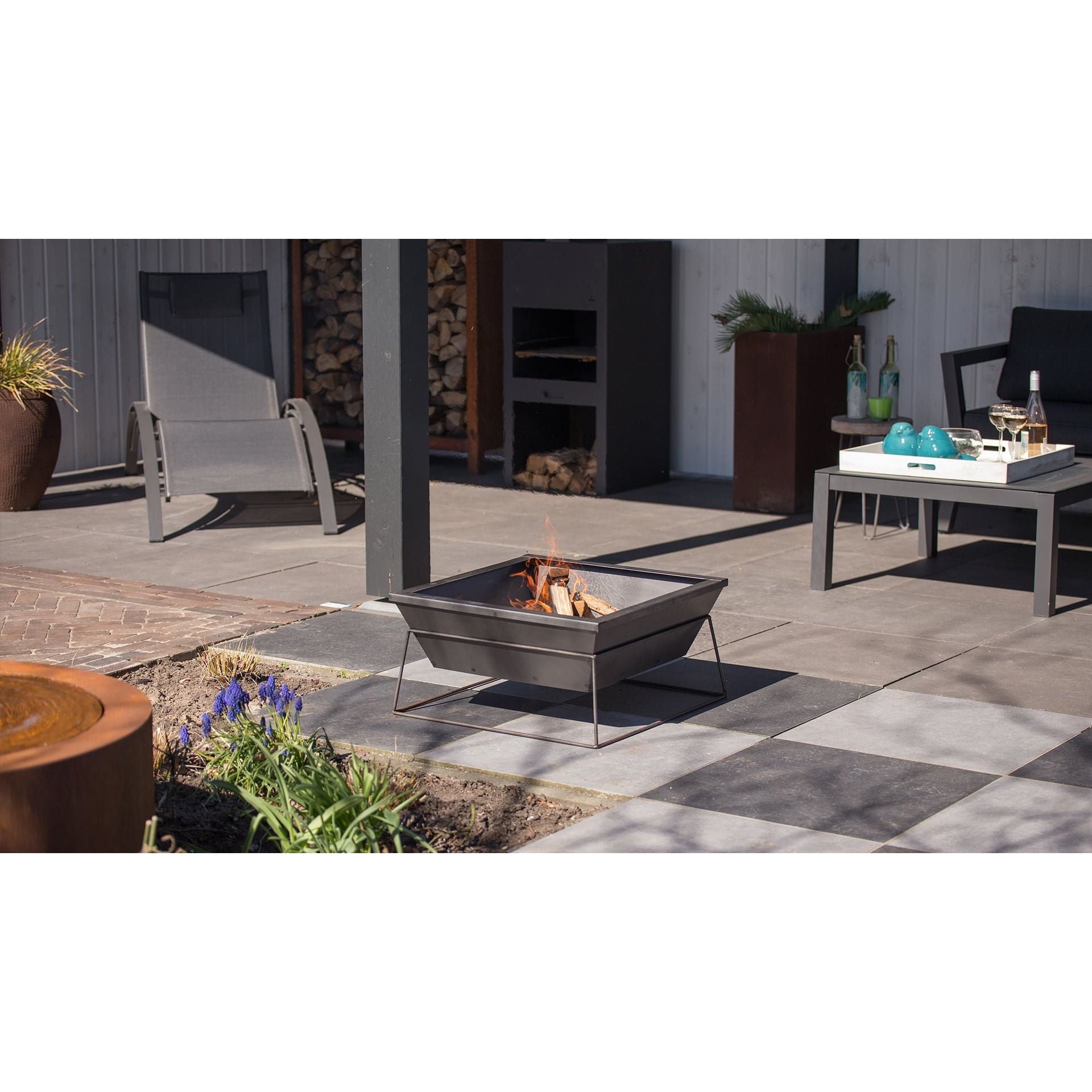 Moderne vuurkorf tuin vierkant staal
