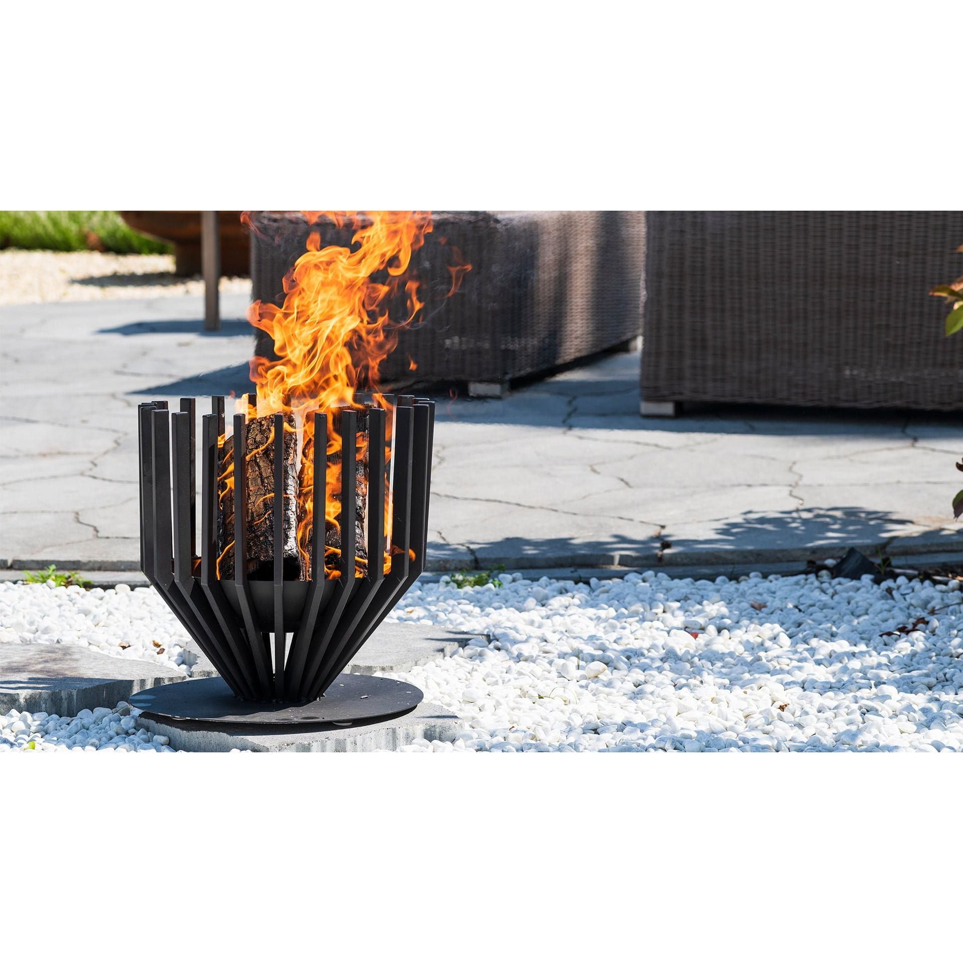 vuurkorf met brandend hout tuin
