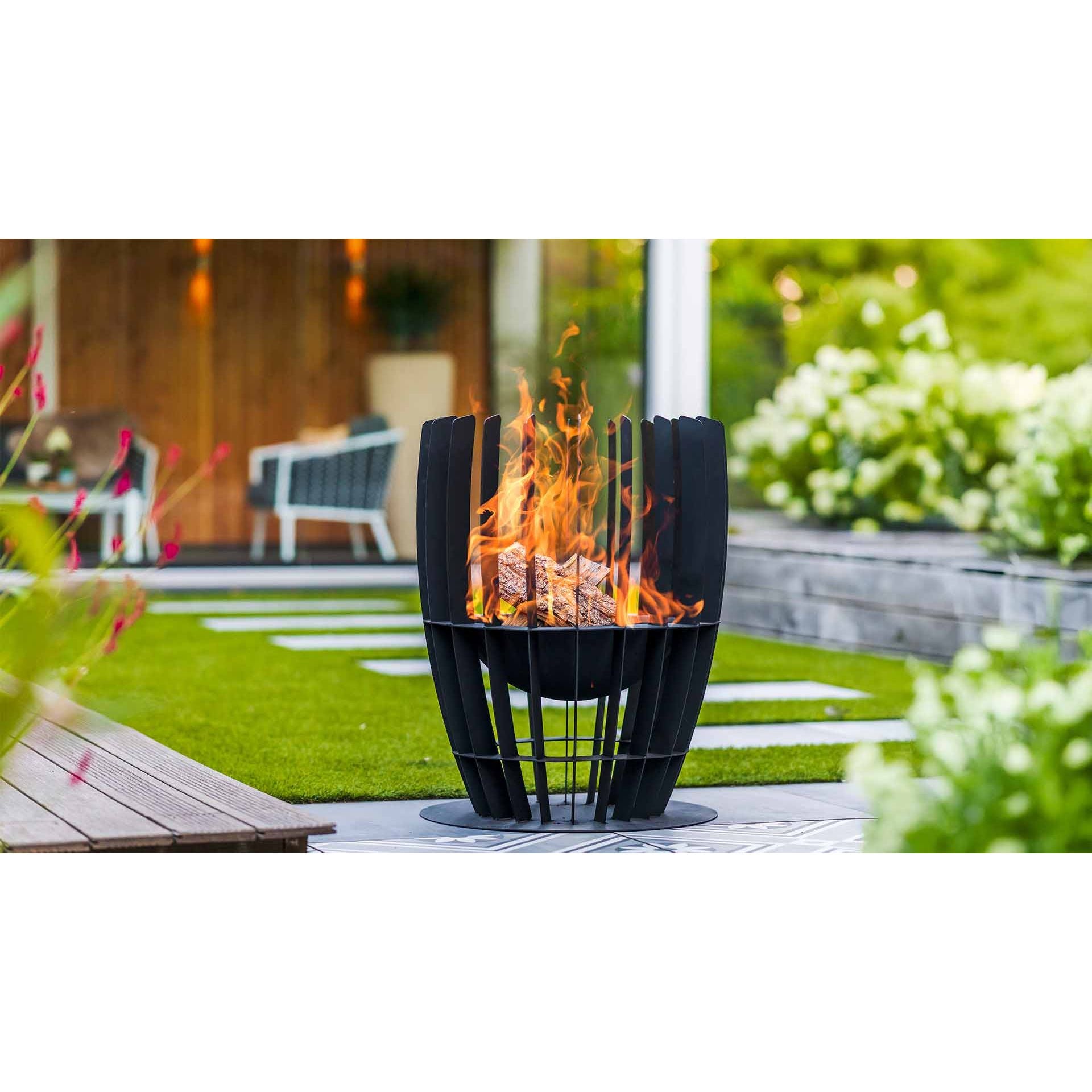 vuurkorf in gebruik met vuur tuin