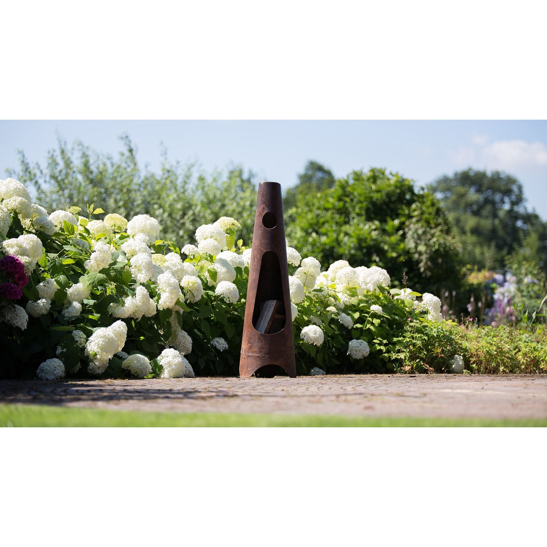 Slanke tuinhaard met schoorsteen buiten