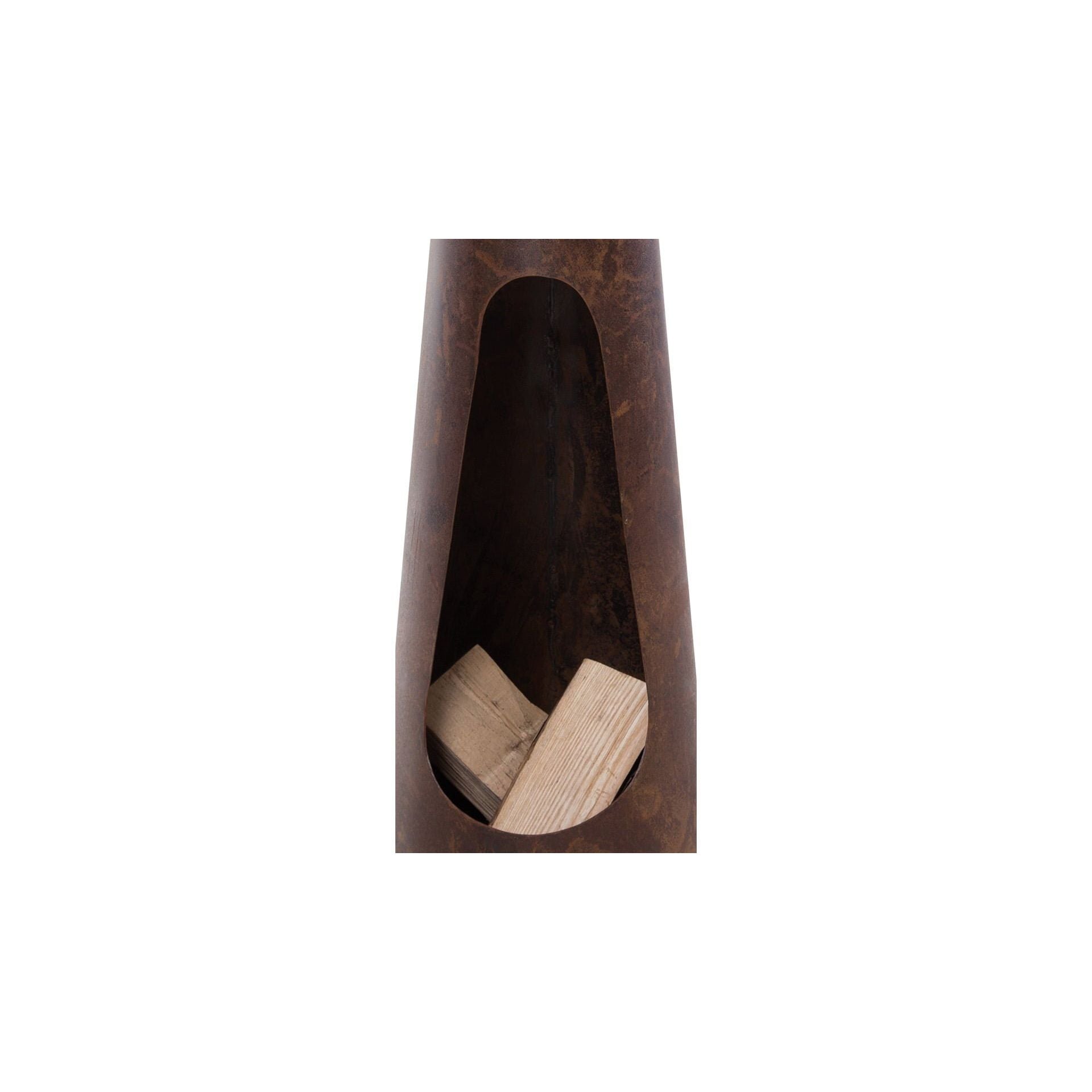 Compacte tuinhaard met hout buiten 