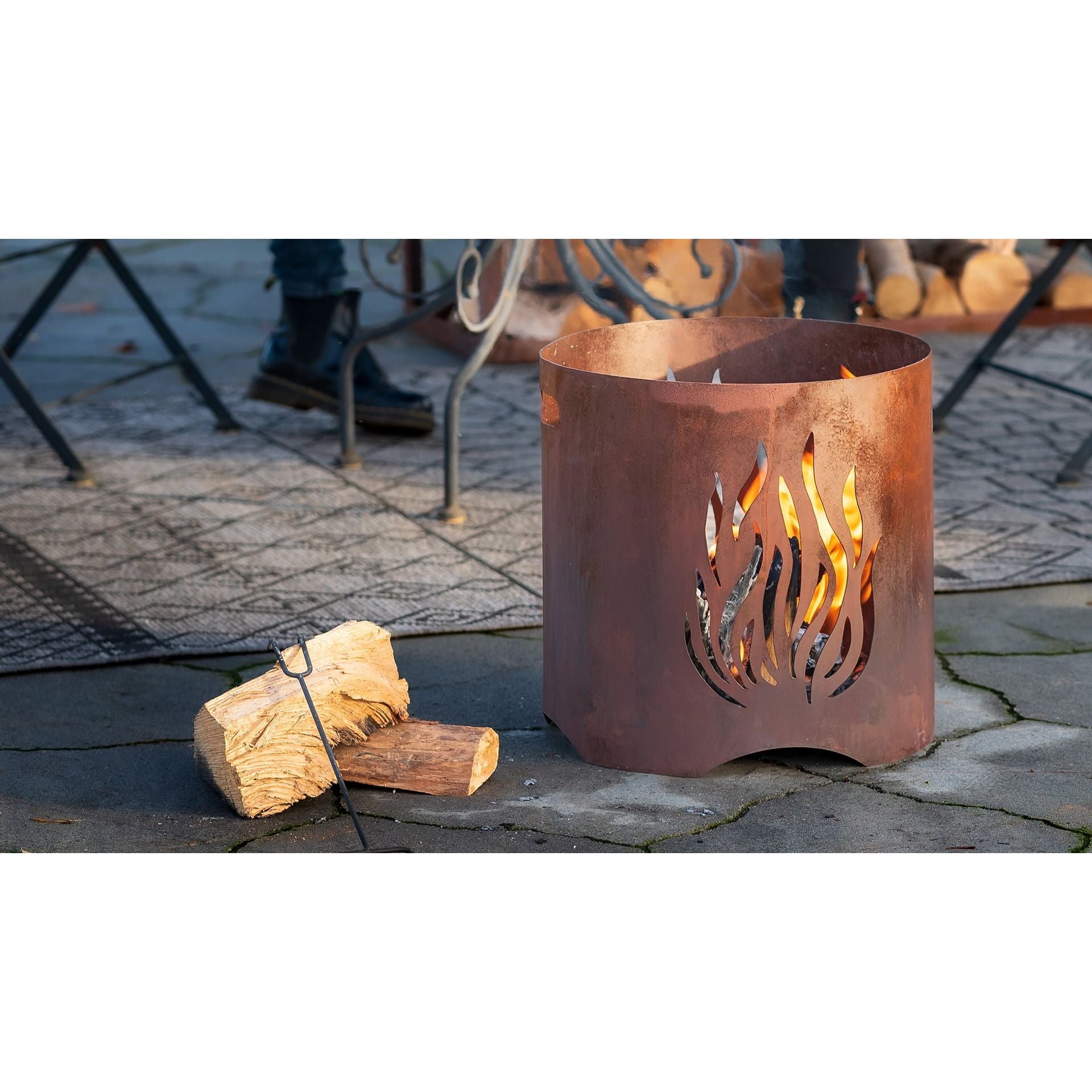 Vuurkorf met brandend hout terras