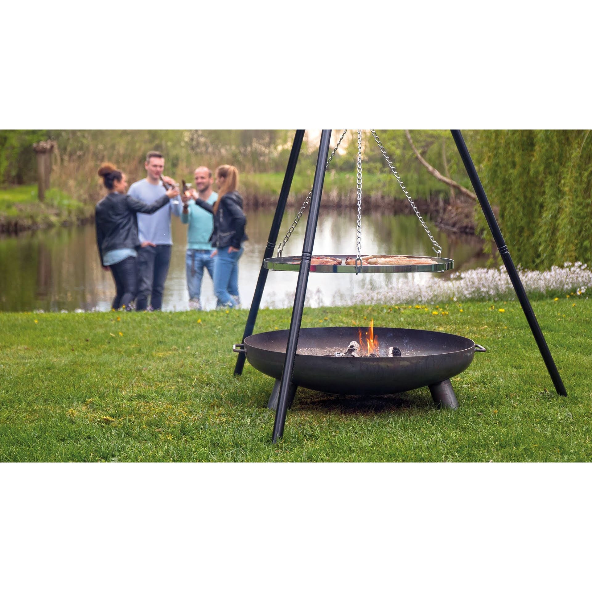 Driepoot barbecue boven vuur buiten