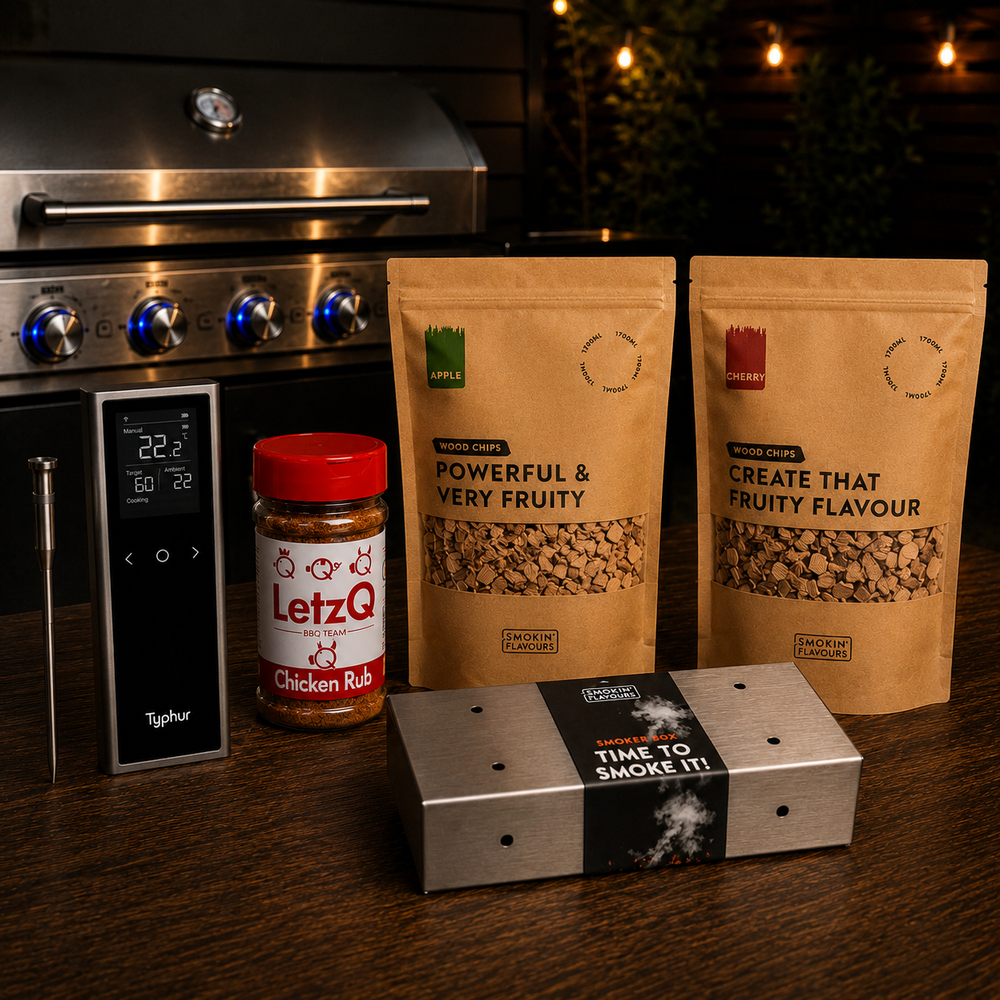 Ultimate Chicken Gas Experience Bundle op gasbarbecue met Typhur Sync One, Chicken Rub, Appel Rooksnippers, Cherry Rooksnippers en Smokin' Flavours RVS Smoker Box