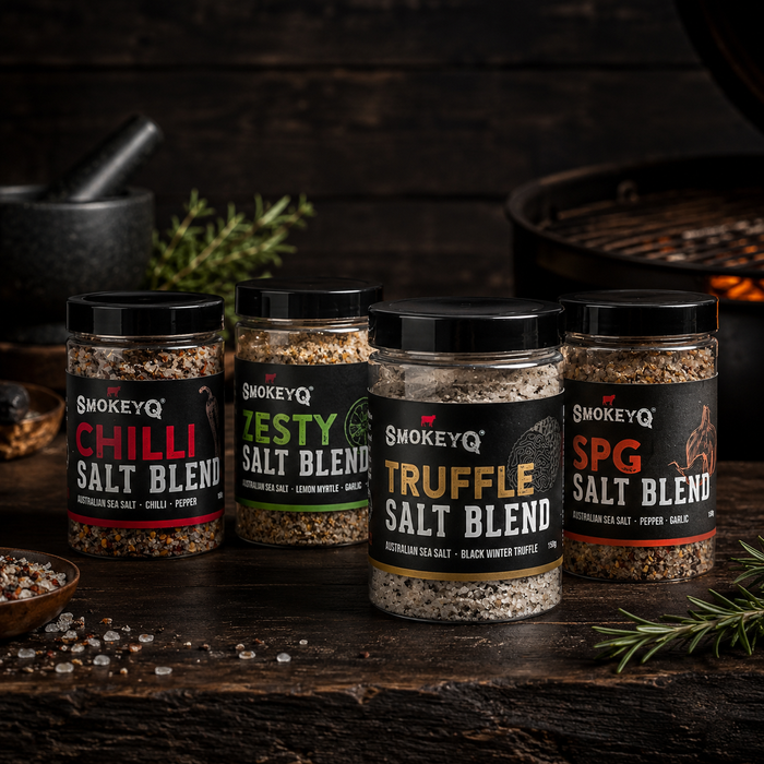 Ultimate Salt Blend Bundle met SmokeyQ Truffle, SPG, Zesty en Chilli Salt Blend op donkere BBQ-achtergrond