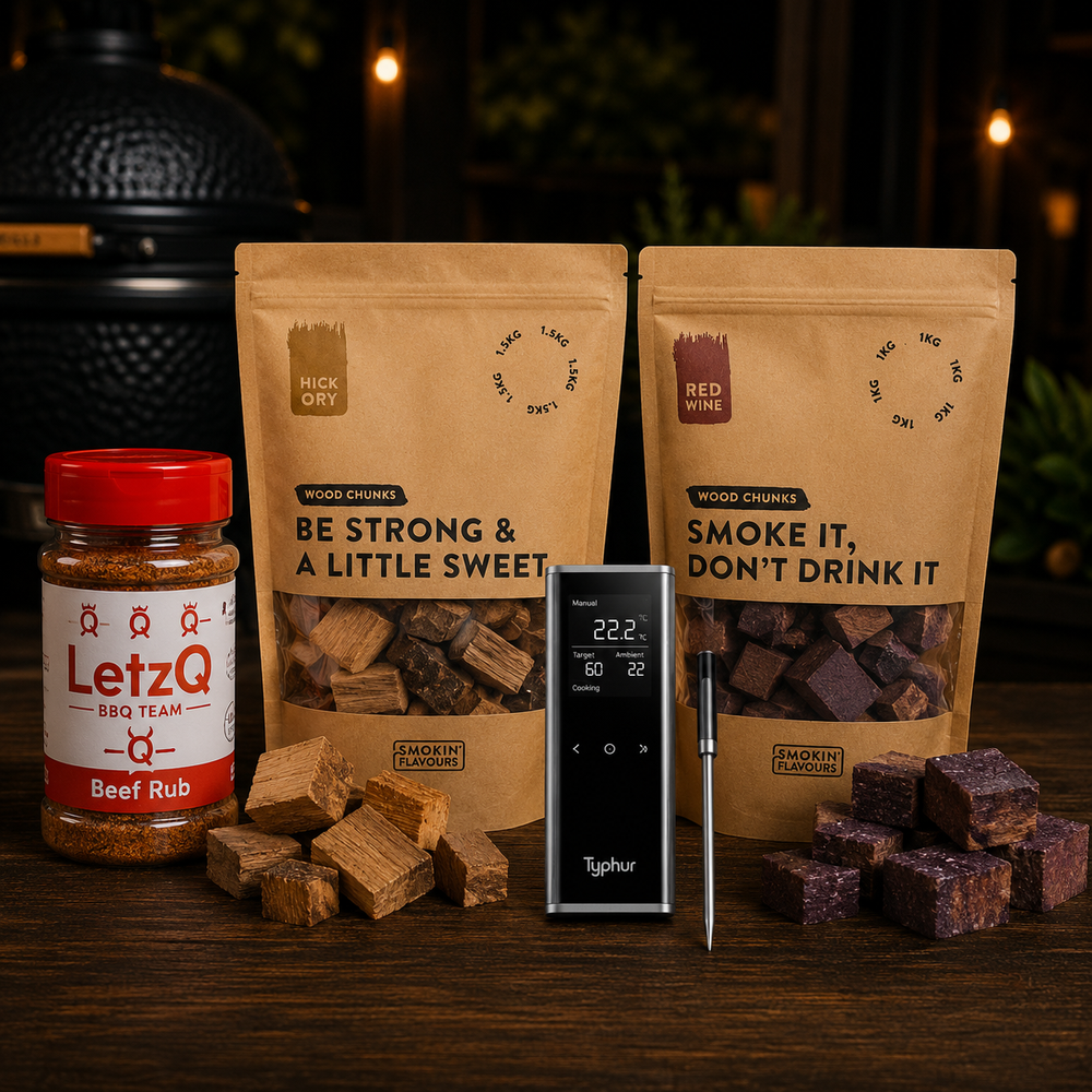 Ultimate Picanha Experience Bundle met Typhur Sync One, LetzQ Beef Rub, Smokin' Flavours Hickory Chunks en Red Wine Chunks.