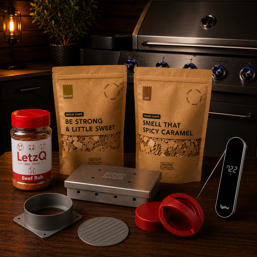 Ultimate Burger Gas Experience Bundle met Typhur InstaProbe Core, LetzQ Beef Rub, Smokin' Flavours Hickory- en Oak-rooksnippers, RVS smokerbox en hamburgerpers op een gasbarbecue-achtergrond.