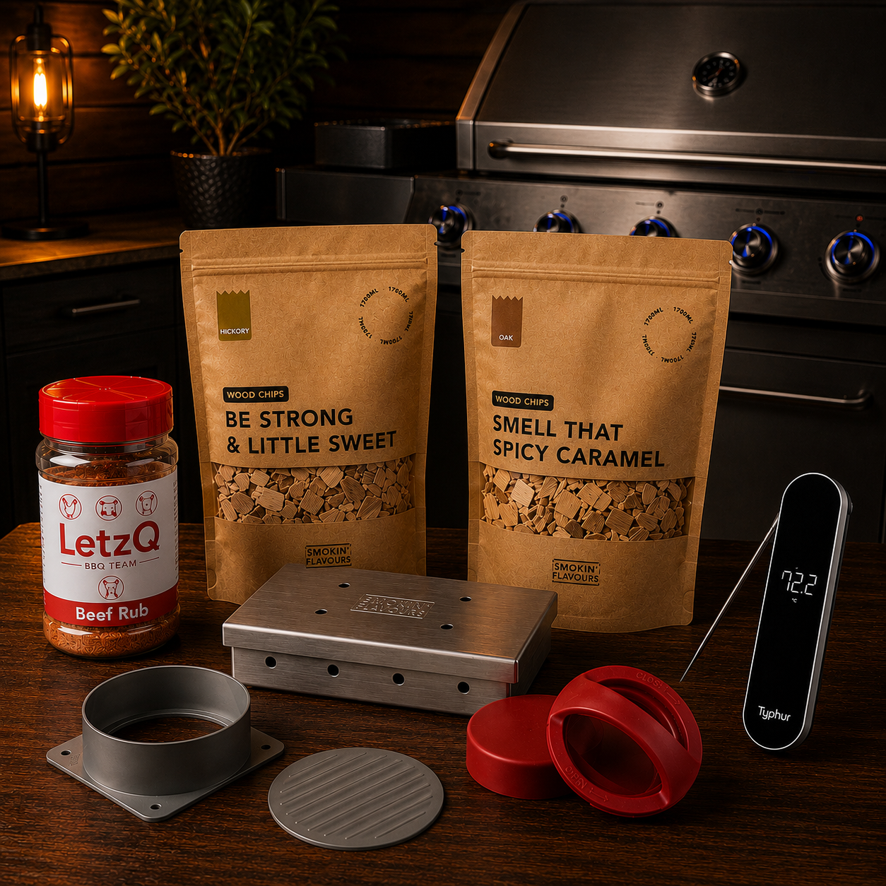 Ultimate Burger Gas Experience Bundle met Typhur InstaProbe Core, LetzQ Beef Rub, Smokin' Flavours Hickory- en Oak-rooksnippers, RVS smokerbox en hamburgerpers op een gasbarbecue-achtergrond.