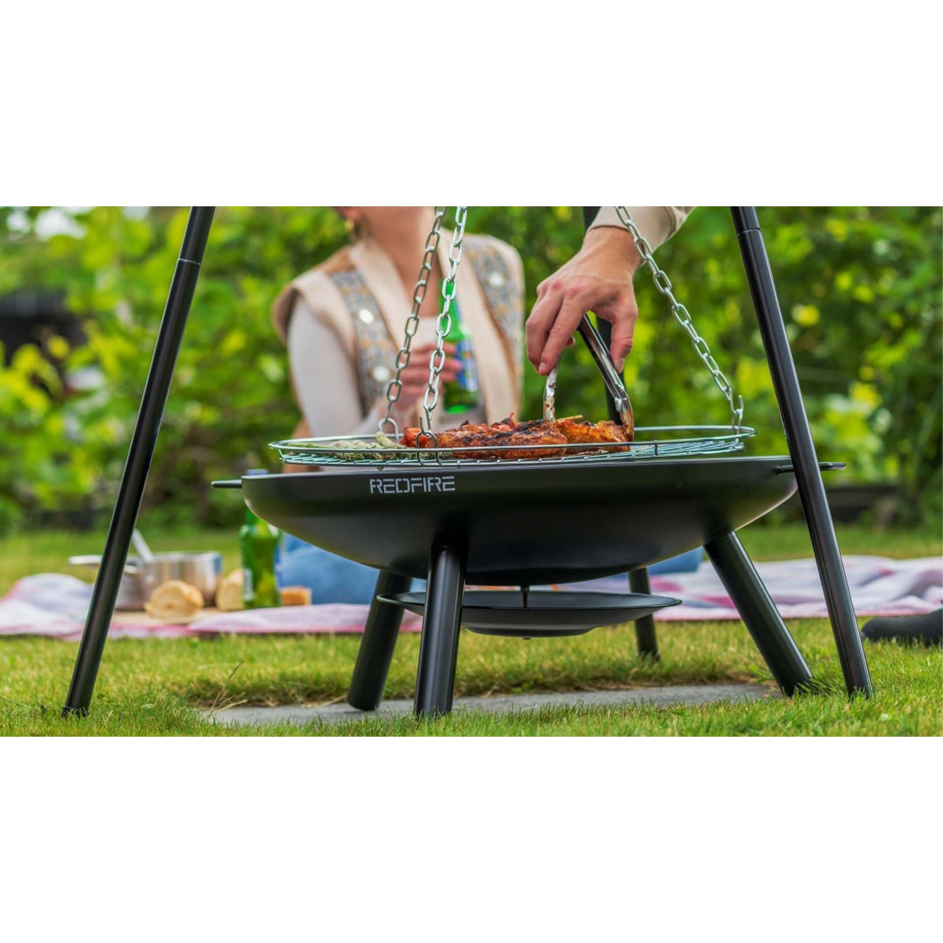 vuurschaal met grill actief gebruik