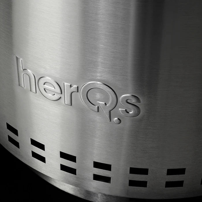 Detail van HerQs Blaze Smokeless FirePit met HerQs-logo