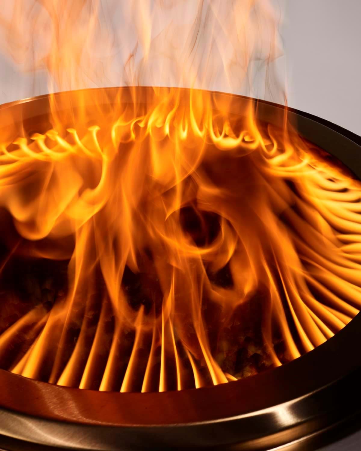 Bovenaanzicht van de HerQs Chief Smokeless FirePit met vlammenspel