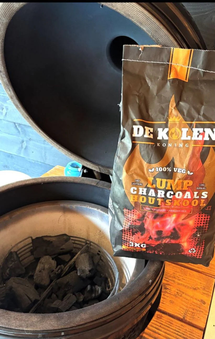 De Kolenkoning Premium Hardhout Houtskool 3 kg naast een kamado barbecue