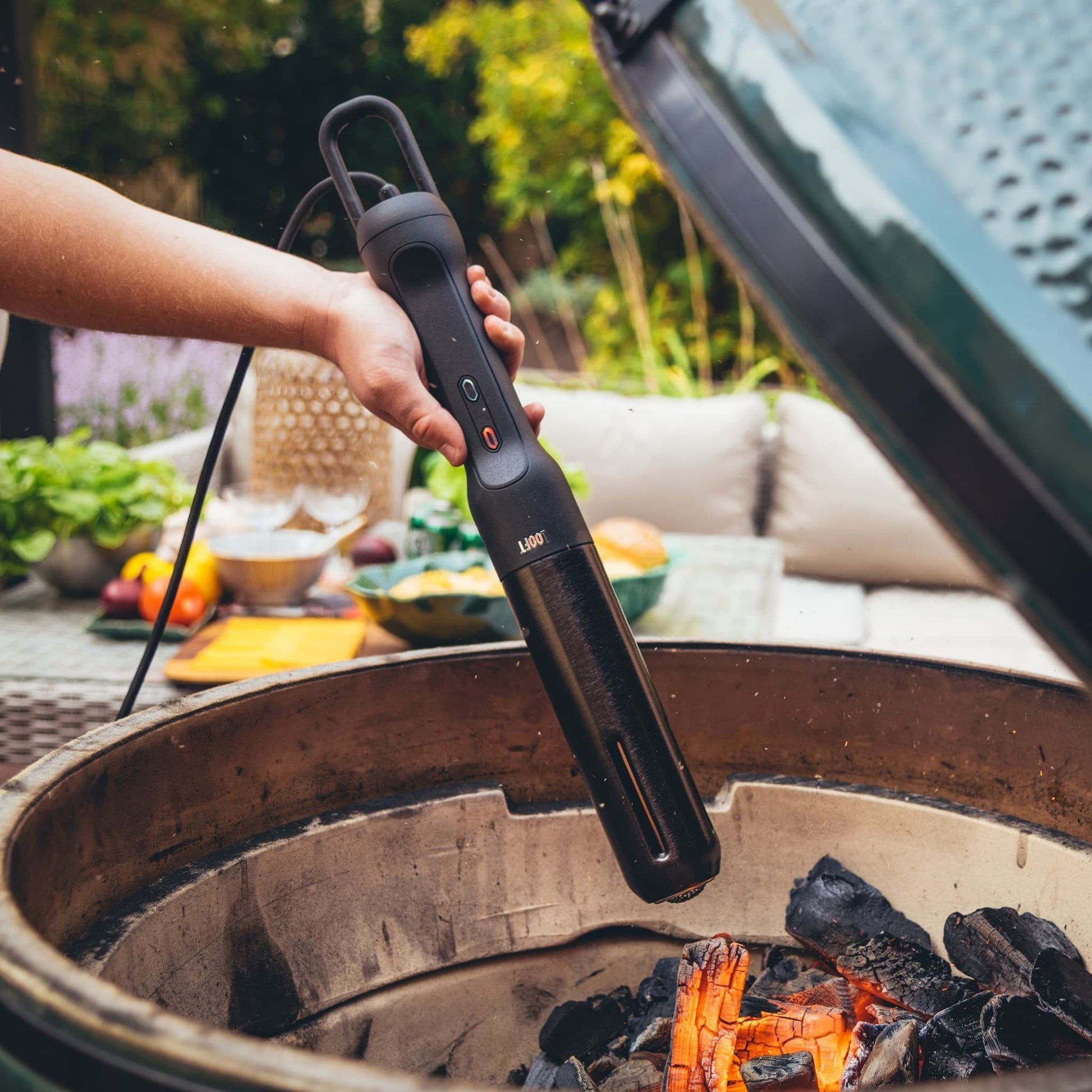 Looftlighter 2 elektrische BBQ aansteker tijdens het aansteken van houtskool in kamado barbecue
