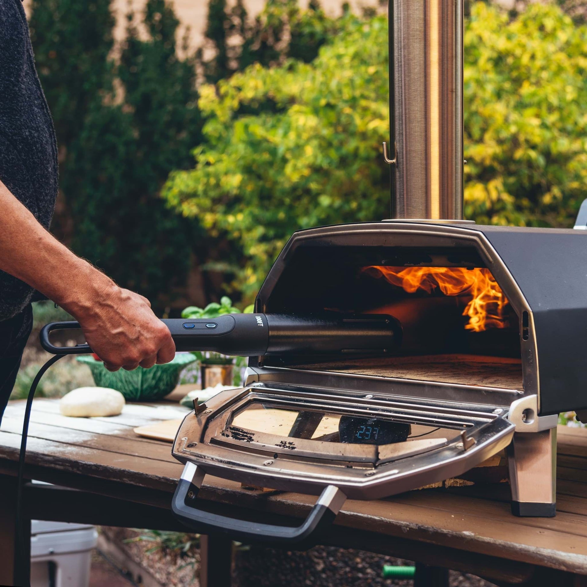 Looftlighter 2 gebruikt voor het aansteken van een pizza oven met houtvuur